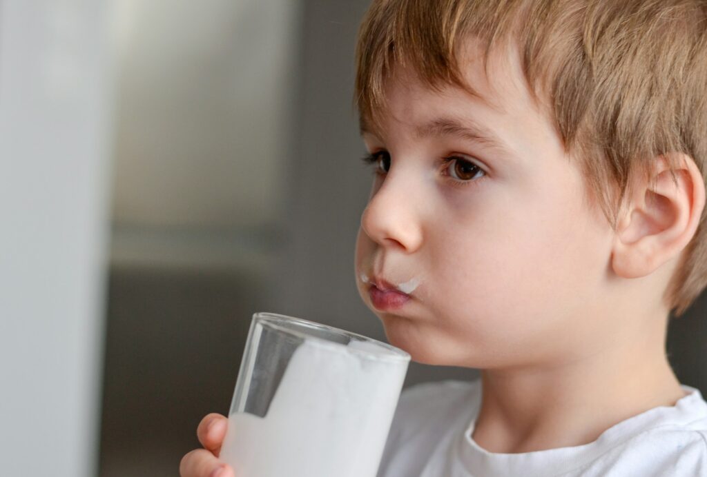 niño tomando leche - Campo Alegre